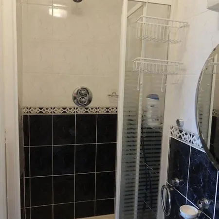 Dorm 5-6 People Shared Bathroom Outside * Dublin