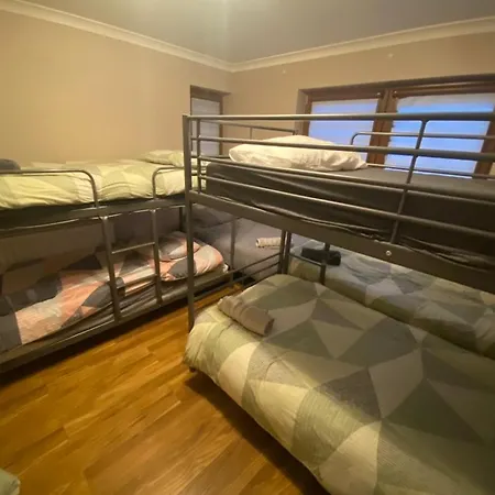 Quarto em Acomodações Particulares Dorm 5-6 People Shared Bathroom Outside *