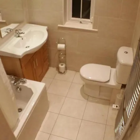 Dorm 5-6 People Shared Bathroom Outside Dublin